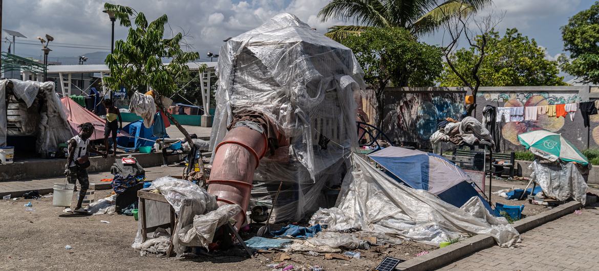 The Un Provides Help To Haiti In An Effort To Warn Of The Continued Violence And Hurricane