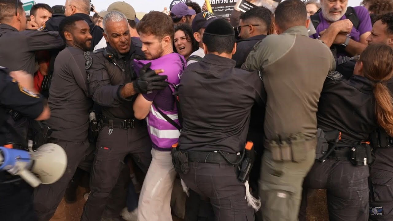 Israeli Demonstrators Assemble Close to the Gaza Border to Call for an End to the Conflict