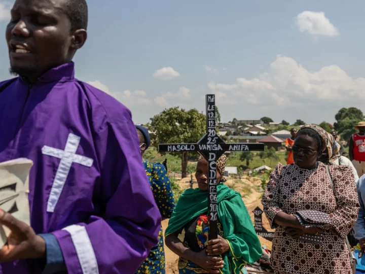 Red Cross Volunteers in DRC Bury a Six-Month-Old Girl who Died of Ebola