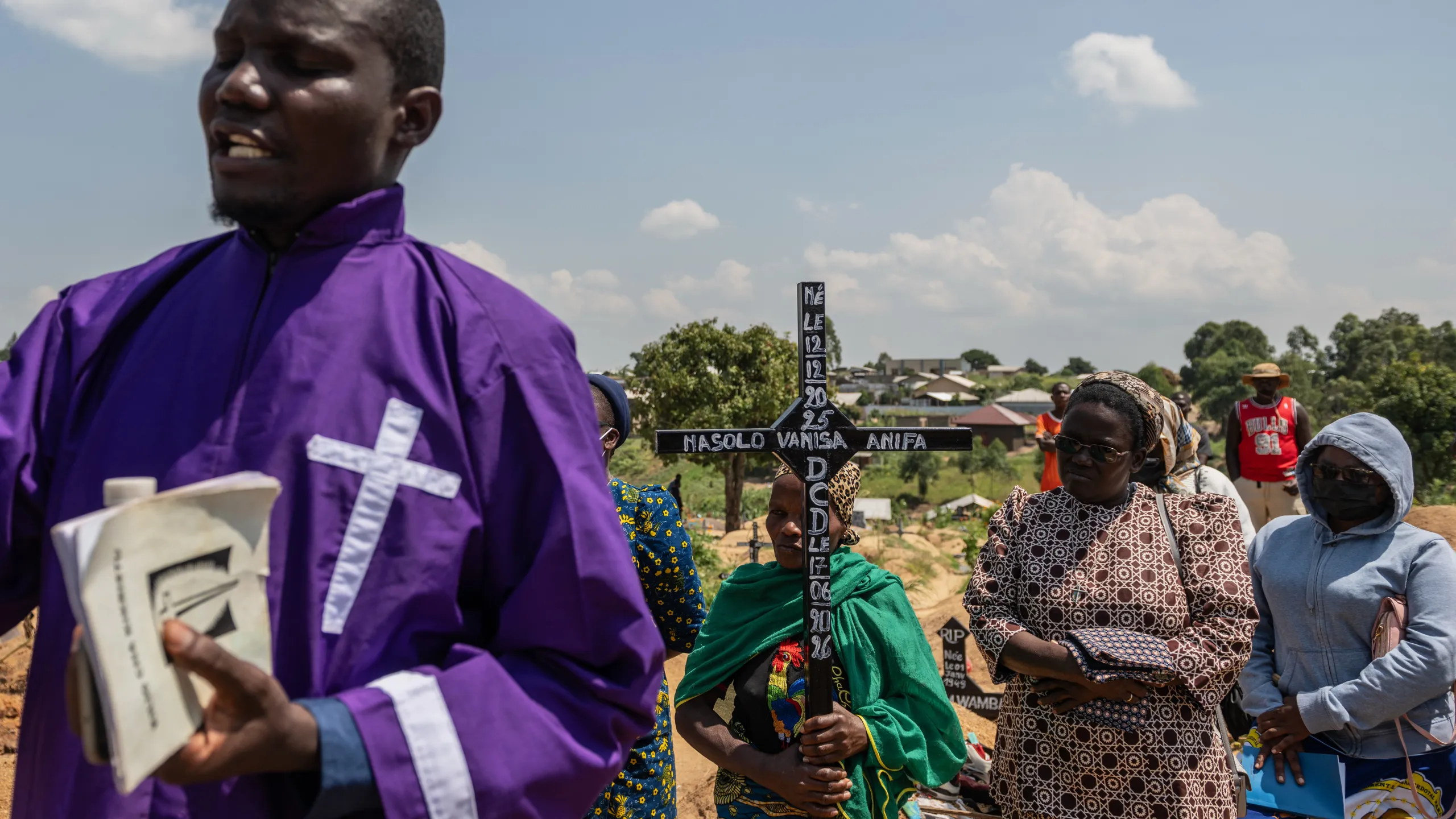 Red Cross Volunteers in DRC Bury a Six-Month-Old Girl who Died of Ebola