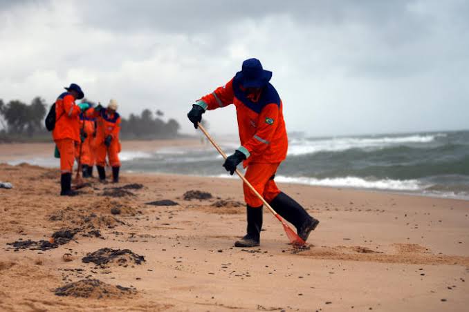 A Brazilian Company Utilizes hair to Help Clean up Oil Spills and Pollution
